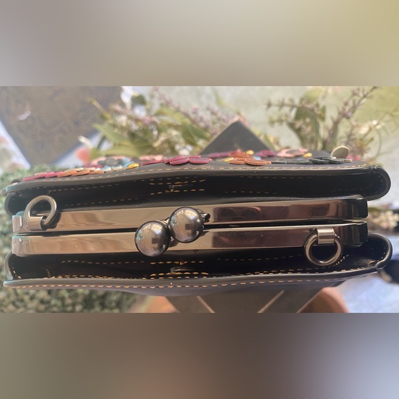 Coach Tea Rose Appliqué Kisslock Crossbody HTF - Picture 8 of 12